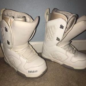 Snowboarding boots